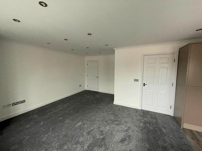 2 Bedroom Flat To Rent In Kenilworth Road, Ashford, TW15