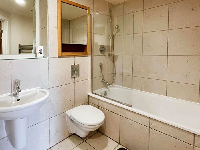 2 Bedroom Flat To Rent In Armouries Way, Leeds, West Yorkshire, Uk, LS10