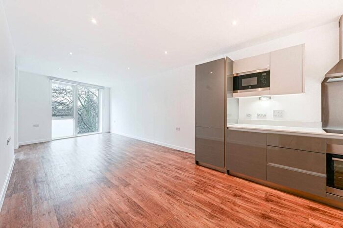 1 Bedroom Flat To Rent In New Cross Road, New Cross, London, SE14