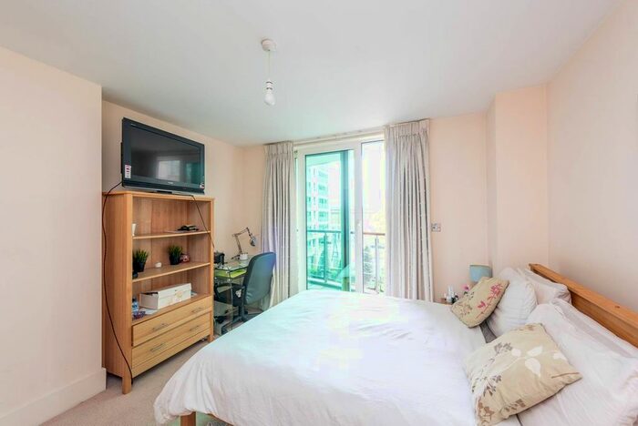 2 Bedroom Flat To Rent In Ensign House, Vauxhall, London, SW8