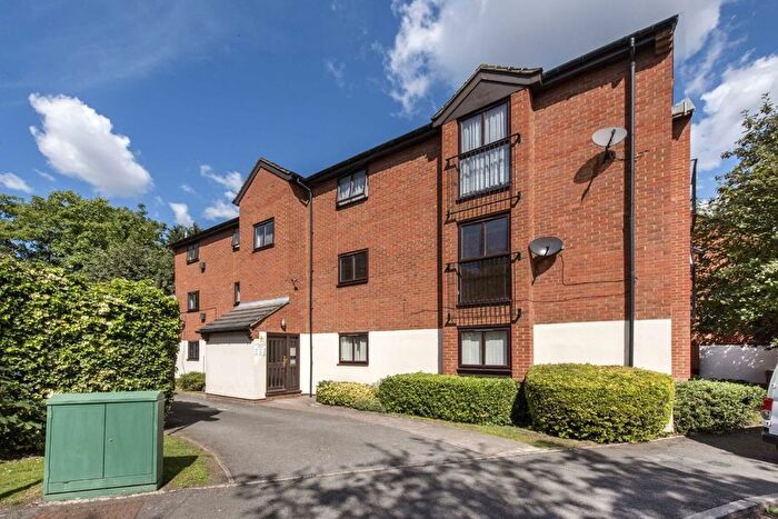 2 Bedroom Flat To Rent In Wheatley Close, Hendon, NW4