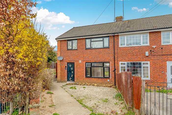 3 Bedroom Semi Detached House For Sale In Kenilworth Way, Banbury, OX16