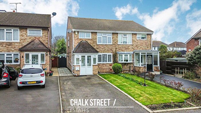 3 Bedroom Semi Detached House For Sale In Carisbrooke Close, Hornchurch, RM11