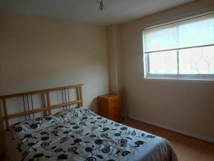 2 Bedroom Flat To Rent In Dumbryden Grove, Edinburgh, EH14