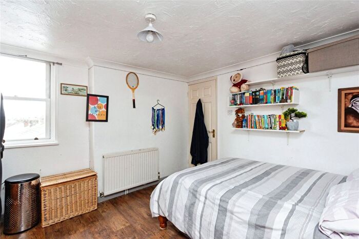 2 Bedroom Flat For Sale In Hadlow Road, Tonbridge, Kent, TN9