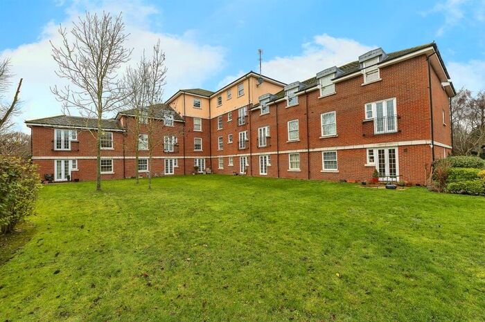 2 Bedroom Apartment For Sale In Merrifield Court, Welwyn Garden City, AL7