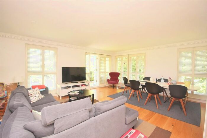 3 Bedroom Flat To Rent In Clevedon Road, Twickenham, TW1