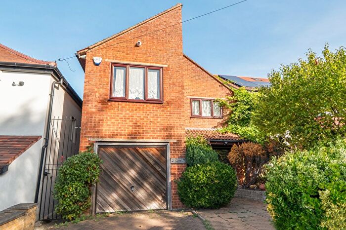 4 Bedroom Detached House For Sale In Park Way, Enfield, EN2
