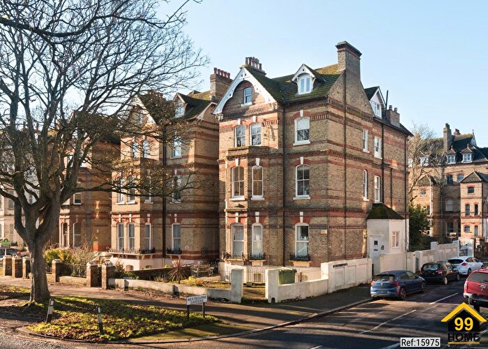 3 Bedroom Flat For Sale In Earls Avenue, Folkestone, Kent, CT20