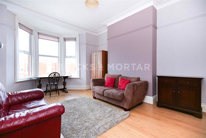 4 Bedroom Maisonette To Rent In Simonside Terrace, Heaton, Newcastle Upon Tyne, NE6