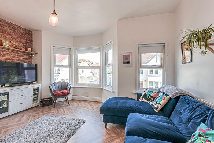 1 Bedroom Flat For Sale In Beach Avenue, Leigh-On-Sea, SS9