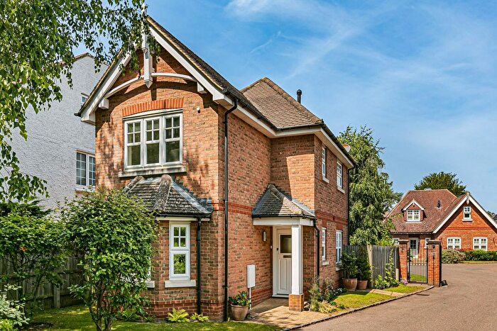 2 Bedroom Detached House For Sale In Oakington Close, Sunbury-On-Thames, Surrey, TW16