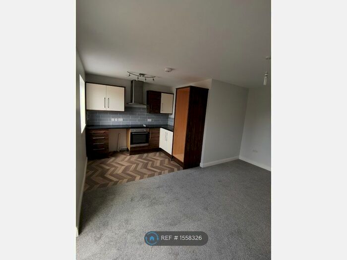 2 Bedroom Flat To Rent In Spen Lane, Leeds, LS16