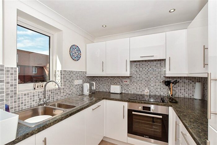 2 Bedroom Flat For Sale In Woodbury Lane, Tenterden, Kent, TN30