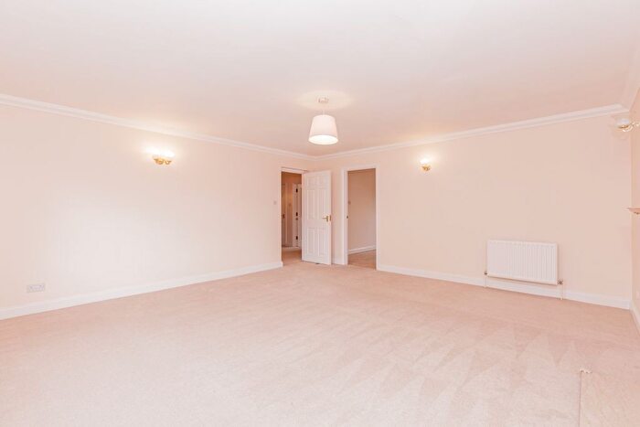 3 Bedroom Flat To Rent In Lovelace Square, Oxford, OX2