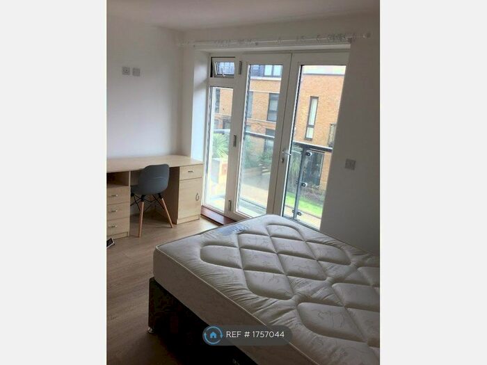 3 Bedroom Flat To Rent In Wilmot House, London, SE11