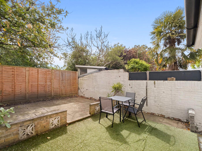 2 Bedroom Flat For Sale In Ronver Road, London, SE12
