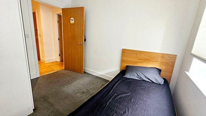 3 Bedroom Flat To Rent In High Street, Hounslow, TW3