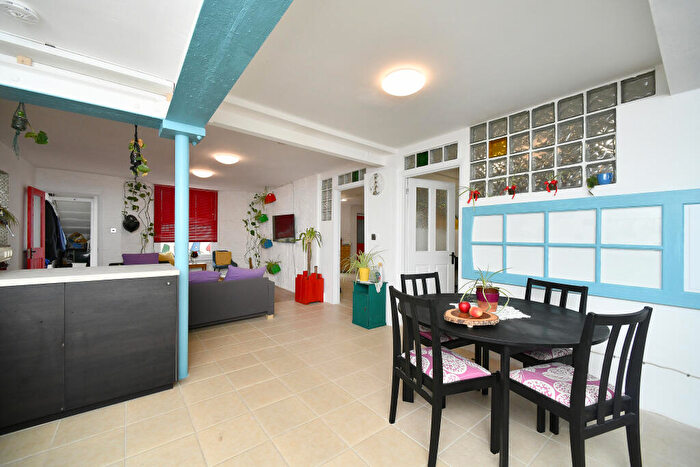 2 Bedroom Flat For Sale In Clarence Square, Brighton, BN1