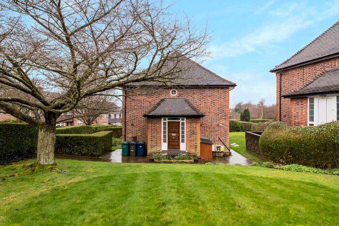 3 Bedroom Maisonette To Rent In Brim Hill, Hampstead Garden Suburb, N2