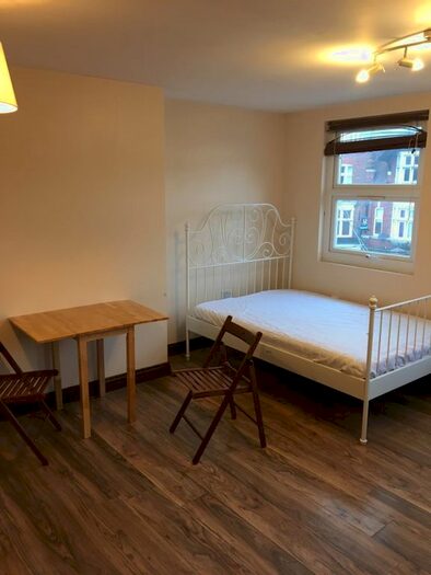 Studio To Rent In Uxbridge Road, London, W12