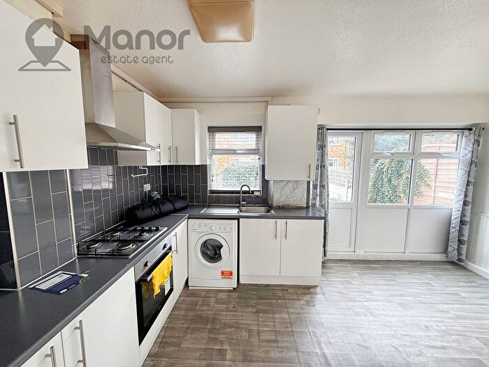 4 Bedroom Town House To Rent In Louise Gardens, Rainham, RM13