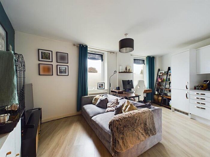 1 Bedroom Flat For Sale In Eastern Avenue, Gloucester, GL4