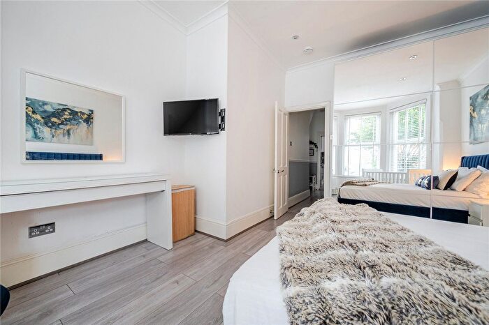 2 Bedroom Flat For Sale In Arcadian Gardens, Wood Green, London, N22