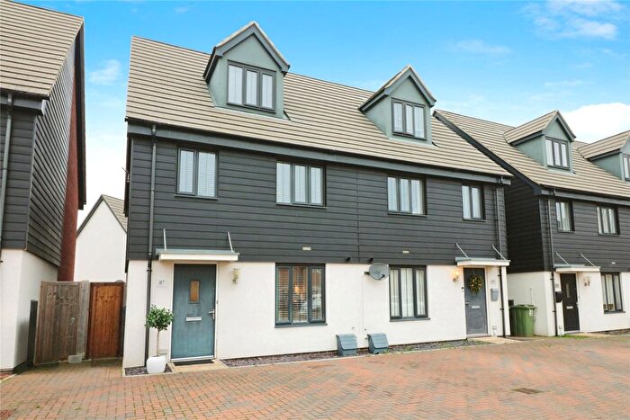 3 Bedroom Semi Detached House For Sale In Robin Grove, Wymondham, Norfolk, NR18