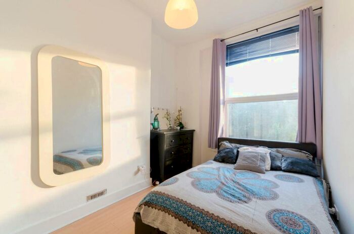 1 Bedroom Flat To Rent In Versailles Road, Crystal Palace, London, SE20
