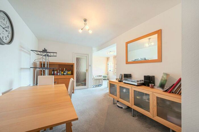 2 Bedroom Flat To Rent In Woodside Park Road, Woodside Park, London, N12