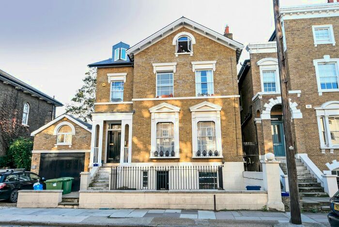 2 Bedroom Flat To Rent In Lyndhurst Way, London, SE15