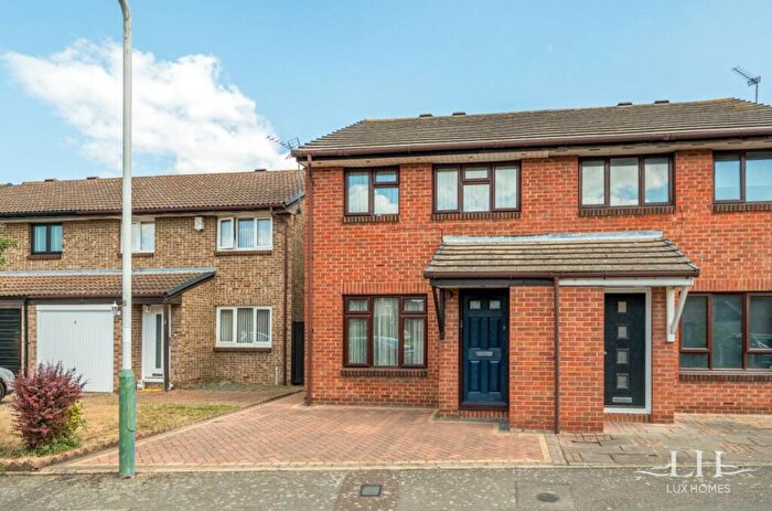 3 Bedroom Semi-Detached House For Sale In Sarre Avenue, Hornchurch, RM12