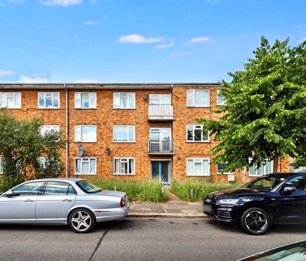 1 Bedroom Flat For Sale In Cotswold Court, Hodder Drive, Perivale, Greenford, UB6