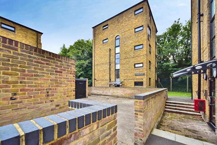 2 Bedroom Flat For Sale In Princess Mary Avenue, Chatham, Kent, ME4