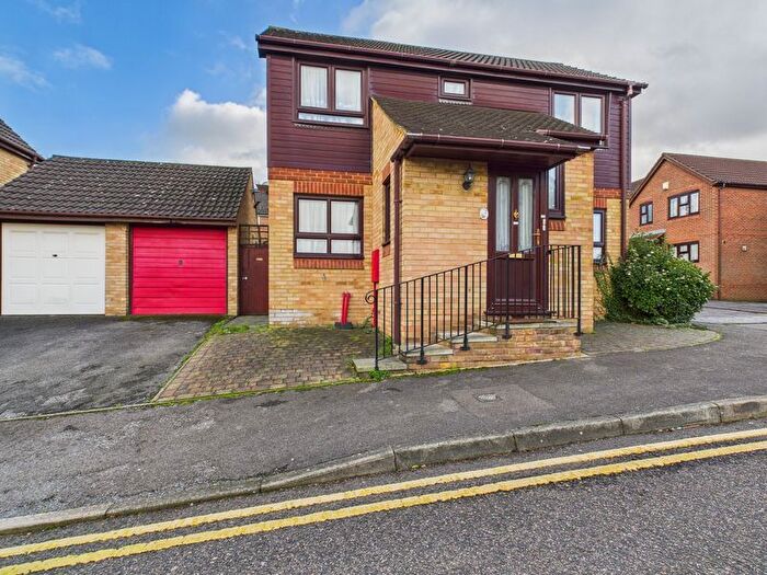 3 Bedroom Detached House To Rent In Hawkins Close, Chatham, ME4