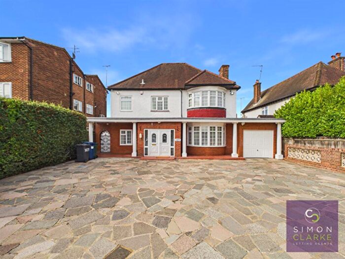 4 Bedroom Detached House To Rent In High Road, Whetstone, - Newly Redecorated, N20