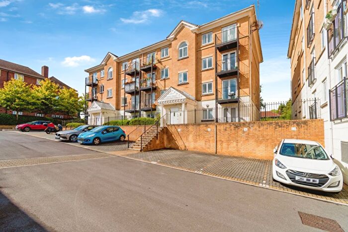 2 Bedroom Flat For Sale In The Dell, Southampton, Hampshire, SO15