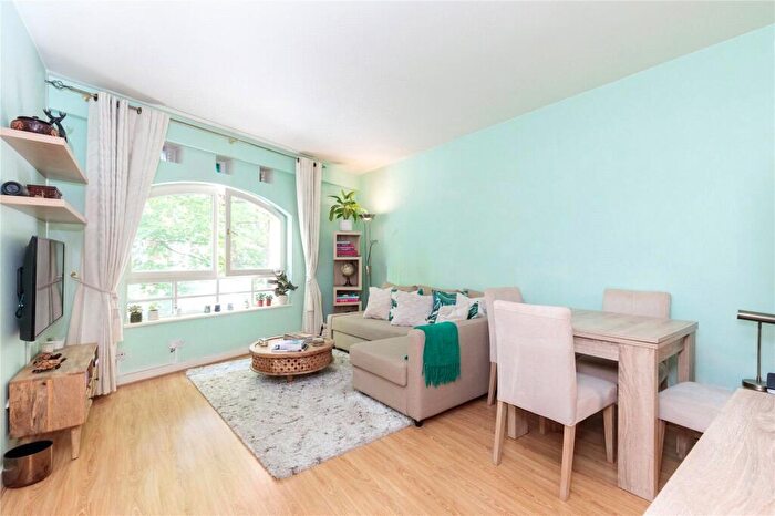 1 Bedroom Flat To Rent In Rosebery Court, Islington, EC1R