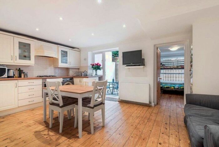 2 Bedroom Flat To Rent In Cornwall Crescent, Ladbroke Grove, London, W11