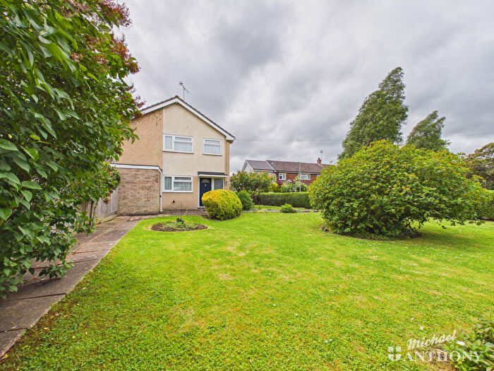 3 Bedroom Semi-Detached House For Sale In Elmhurst Road, Aylesbury, HP20