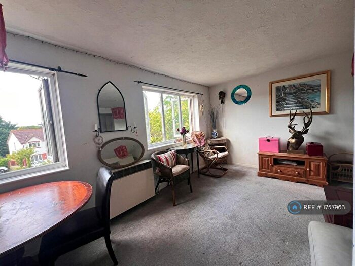 2 Bedroom Flat To Rent In Abbots Rise, Redhill, RH1