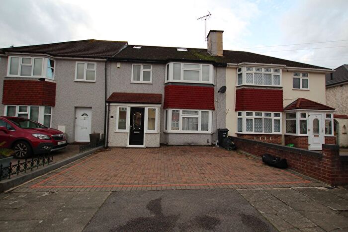 4 Bedroom Terraced House For Sale In Yeomen Way, Ilford, IG6
