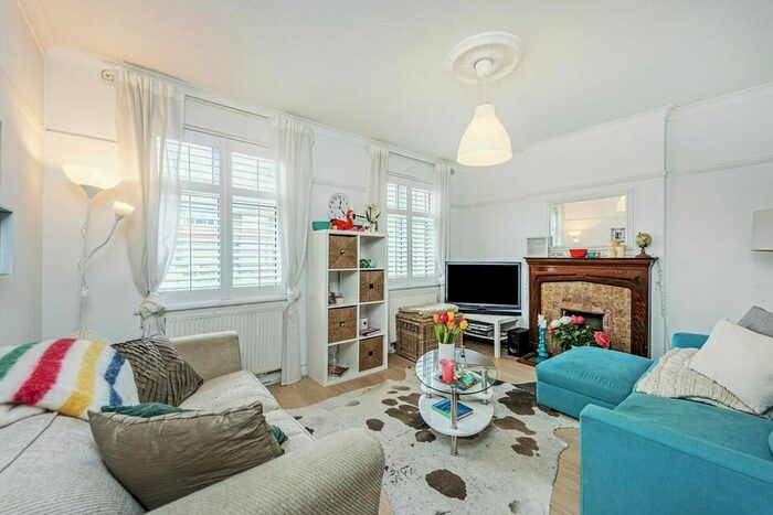3 Bedroom Flat To Rent In Southcroft Road, London, SW16