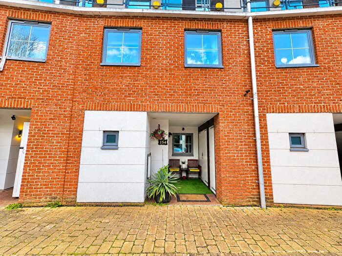 3 Bedroom Maisonette For Sale In Windmill Road, Slough, SL1