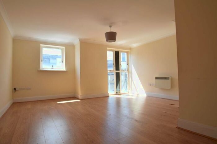 2 Bedroom Flat To Rent In Lucida Court, Watford, WD18