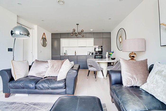 2 Bedroom Flat For Sale In Gabriel Square, St. Albans, Hertfordshire, AL1