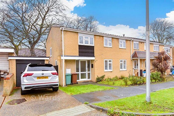 4 Bedroom Semi Detached House For Sale In Cookham Wood Road, Rochester, Kent, ME1