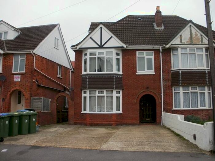 8 Bedroom Semi-Detached House To Rent In Portswood Avenue, Southampton, SO17