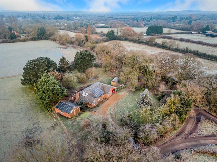 4 Bedroom Detached House For Sale In Nelsons Lane, Hurst, Berkshire, RG10